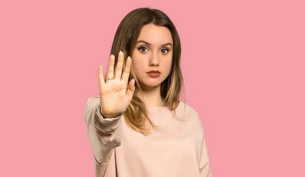 Teenagerka Růžovým Svetrem Pokynem Popírající Situaci Která Myslí Špatné — Stock fotografie