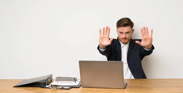 Empresario Una Oficina Haciendo Stop Gesture Decepcionado —  Fotos de Stock