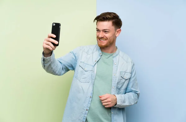 Κοκκινομάλλα Άνθρωπος Πάνω Από Πολύχρωμο Φόντο Φτιάχνοντας Μια Selfie — Φωτογραφία Αρχείου