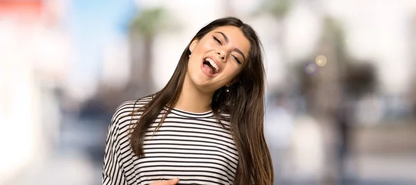 Dziewczyna Nastolatek Pasiastą Koszulę Uśmiechając Się Dużo Zewnątrz — Zdjęcie stockowe
