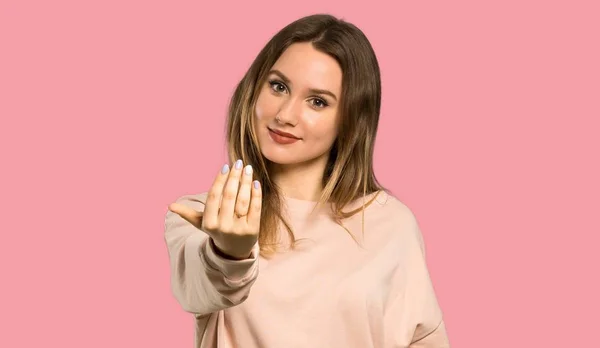 Ragazza Adolescente Con Maglione Rosa Invitante Venire Con Mano Felice — Foto Stock