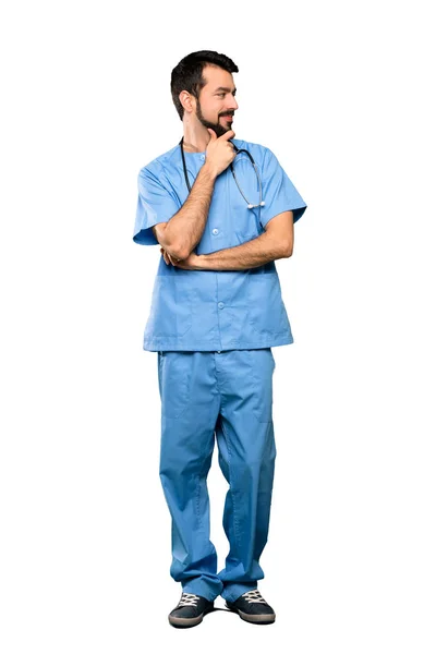 孤立した白の背景上の側面に探している外科医の医者の男性の完全な長さのショット — ストック写真