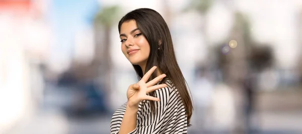 Menina Adolescente Com Camisa Listrada Feliz Contando Quatro Com Dedos — Fotografia de Stock