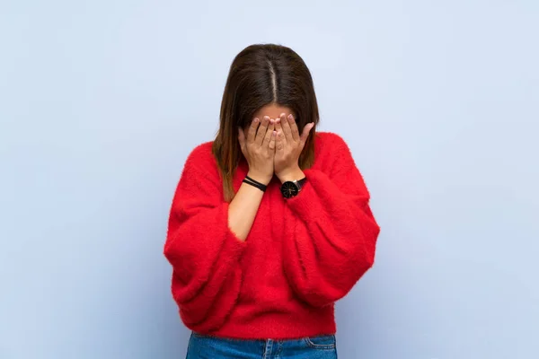 Mujer Joven Sobre Pared Azul Aislada Con Expresión Cansada Enferma —  Fotos de Stock