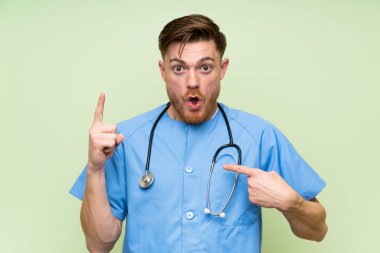 Cerrah doktor adam sürpriz yüz ifadesi ile