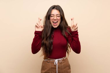 Parmaklar geçişi ile gözlük ile genç kız