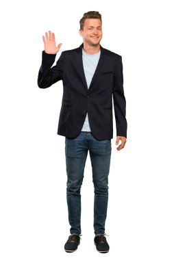 Mutlu ifade ile el ile sarışın yakışıklı adam Saluting