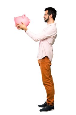 Bir servet izole beyaz arka plan üzerinde tutarak sakallı yakışıklı adam tam uzunlukta atış