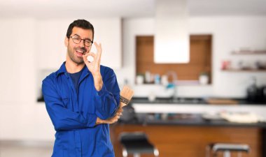 Evde bir göz göz kırpıyor ederken ressam adam ok işareti gösteren