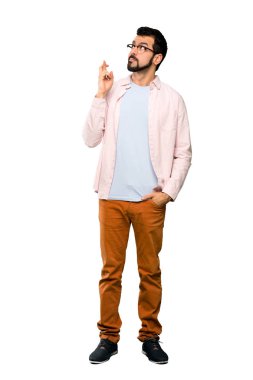 Parmak geçiş ve izole beyaz arka plan üzerinde en iyi isteyen sakal ile yakışıklı adam tam uzunlukta çekim