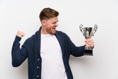 Redhead adam bir kupa tutan