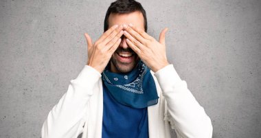 Gözleri eller tarafından kapsayan gözlüklü yakışıklı adam. Önde dokulu duvar'ın üstüne ne gördüğüme şaşırdım