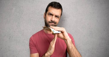 Adam dokulu duvar üzerinde bir hareket durdurmak için elini ile stop jest yapma para alarak çok