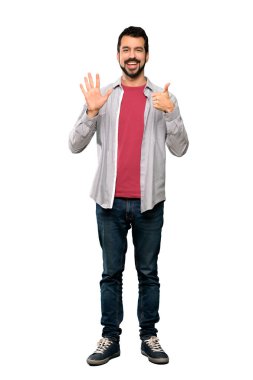 Sakalı beyaz arka plan üzerinde parmaklarla altı sayma ile yakışıklı adam tam uzunlukta çekim