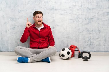 Redhead spor adam bir parmak kaldırırken çözüm gerçekleştirmek niyetinde