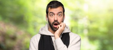 Spor adam şaşırttı ve bir parkta doğru bakarak şok