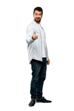 Beyaz arka plan tam uzunlukta görüntüsünü kapatmak için iyi bir anlaşma üzerinde tokalaşırken sakallı yakışıklı adam izole