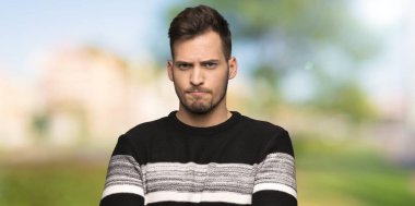 Açık havada üzgün duygu yakışıklı adam