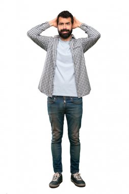 Sakal ile yakışıklı adam sinirli ve izole beyaz arka plan üzerinde baş eller alır