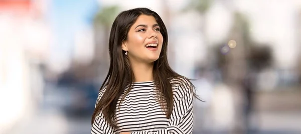 Menina Adolescente Com Camisa Listrada Olhando Para Cima Enquanto Sorri — Fotografia de Stock