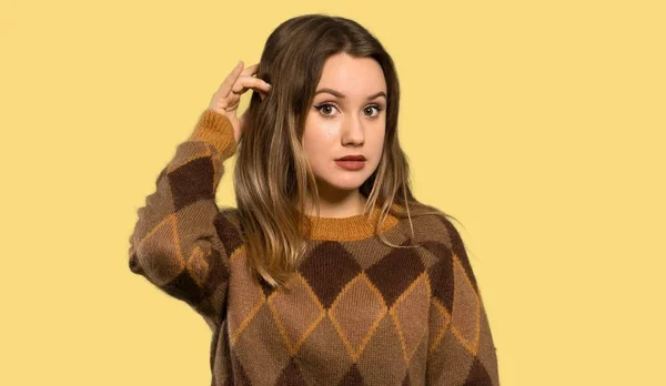 Teenager Mädchen Mit Braunem Pullover Hat Zweifel Während Kopf Über — Stockfoto