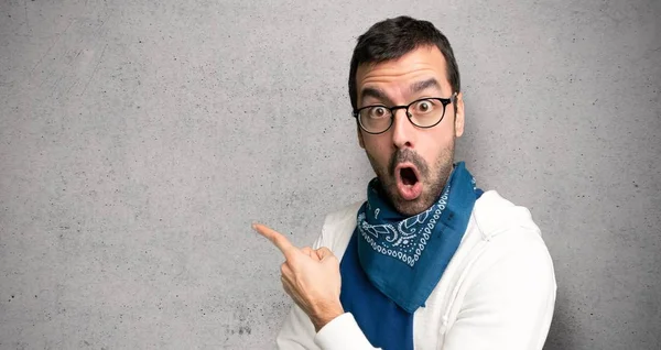 Hombre Guapo Con Gafas Sorprendido Apuntando Lado Sobre Pared Texturizada —  Fotos de Stock