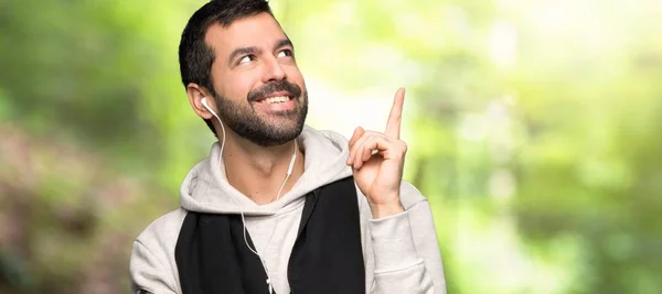 Hombre Del Deporte Señalando Una Gran Idea Mirando Hacia Arriba —  Fotos de Stock