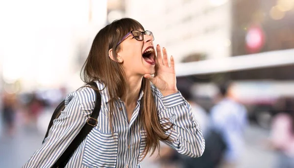 Mujer Con Gafas Gritando Frente Con Boca Abierta Aire Libre —  Fotos de Stock