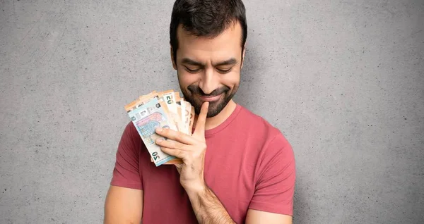 Hombre Tomando Montón Dinero Mirando Hacia Abajo Con Mano Barbilla — Foto de Stock