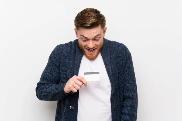 Redhead muž držící kreditní kartu — Stock fotografie