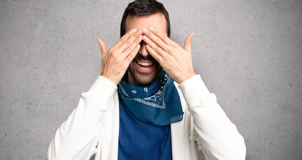 Gözleri eller tarafından kapsayan gözlüklü yakışıklı adam. Önde dokulu duvar'ın üstüne ne gördüğüme şaşırdım