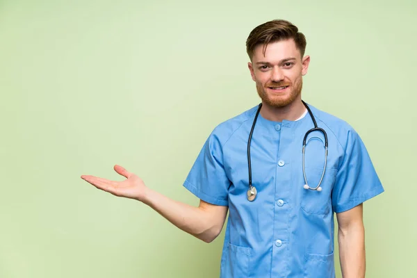 Chirurg Arzt Mann Mit Kopierraum Imaginäre Auf Der Handfläche — Stockfoto