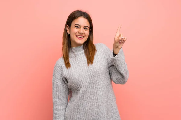 Mujer Joven Sobre Pared Rosa Mostrando Levantando Dedo Señal Mejor —  Fotos de Stock