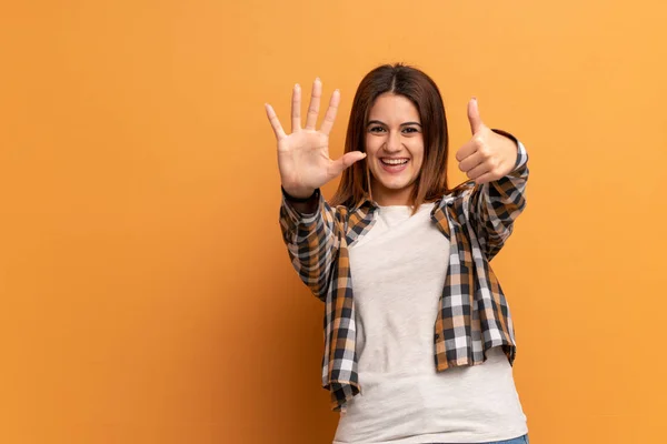 Jonge Vrouw Bruine Muur Die Zes Met Vingers Telt — Stockfoto