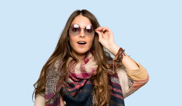Ung Hippie Kvinna Med Glasögon Och Förvånad Över Isolerad Blå — Stockfoto