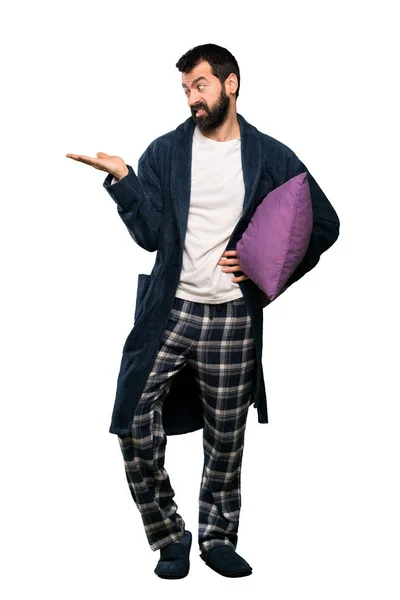 Hombre Con Barba Pijama Sosteniendo Copyspace Con Dudas Sobre Fondo — Foto de Stock