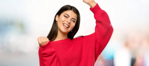 Teenager Mädchen Mit Rotem Pullover Feiert Sieg Freien — Stockfoto