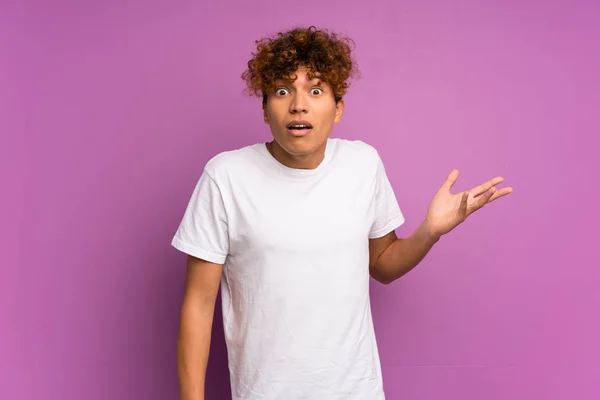 Jeune Homme Afro Américain Sur Mur Violet Isolé Faisant Des — Photo