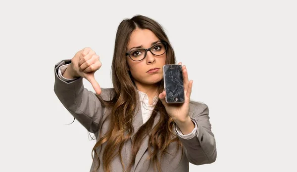 Obchodní Žena Ustaraný Držení Přerušeno Smartphone Izolované Šedé Pozadí — Stock fotografie