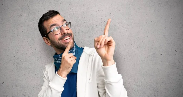 Knappe Man Met Een Bril Wijzen Met Wijsvinger Opzoeken Textuur Rechtenvrije Stockafbeeldingen