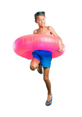 Yaz tatilinde mutlu çocuk tam uzunlukta bir çekim izole beyaz arka plan üzerinde atlama