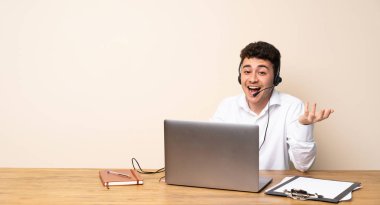 Telemarketer adam çok gülümsüyor