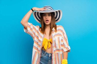 Yaz tatilinde bikinili genç bir kadın bir şeyin farkına vardı ve çözüme ulaşmaya çalışıyor.