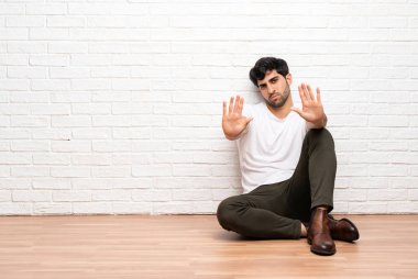 Oturma kat yapma dur jest ve hayal kırıklığına uğramış genç adam