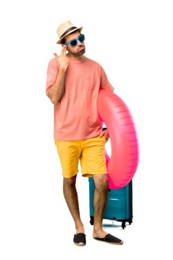 Onun yaz şapka ve güneş gözlüğü ile Man tam uzunlukta bir çekim 