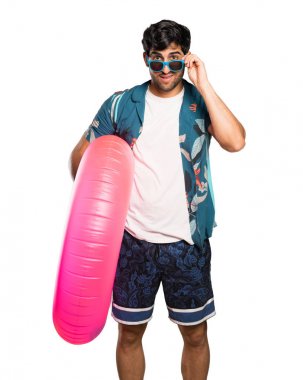 Gözlüklü şortadam ve izole beyaz arka plan üzerinde şaşırttı