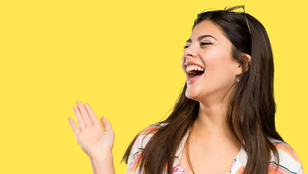 Teenager Mädchen Sommerurlaub Mit Überraschung Gesichtsausdruck Über Isolierten Gelben Hintergrund — Stockfoto