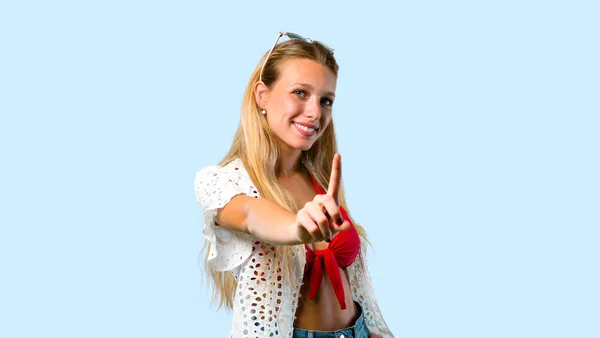 Blondes Mädchen Sommerurlaub Zeigt Und Hebt Einen Finger Zeichen Der — Stockfoto