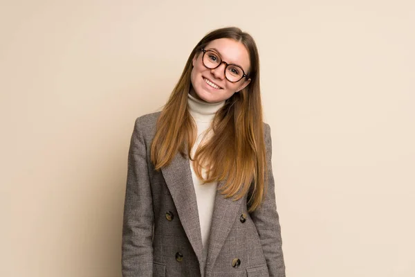 Gözlüklü Mutlu Genç Kadını — Stok fotoğraf