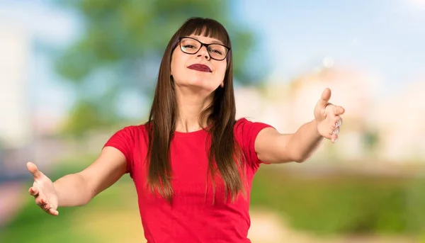 Femme Avec Des Lunettes Présentant Invitant Venir Avec Main Extérieur — Photo